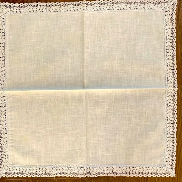 Elegant blue Lace-Trimmed Napkins - Picture 4 of 6